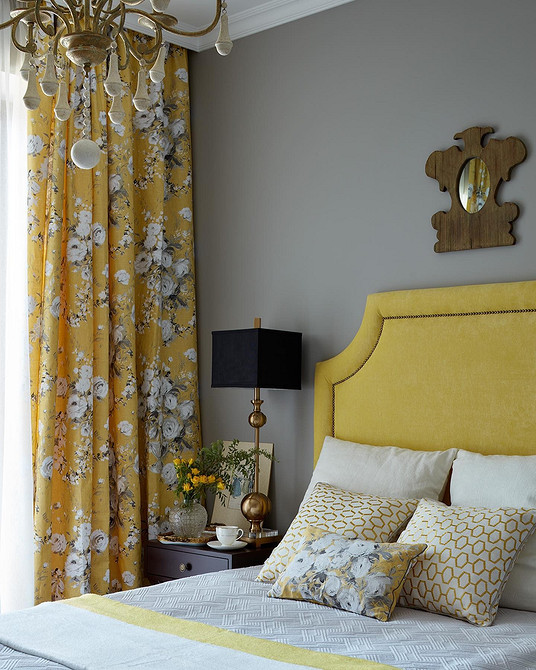 Jasny i Miękki Sen Jasna sypialnia z łóżkiem z miękkim zagłówkiem obitym jasnym tekstyliem.