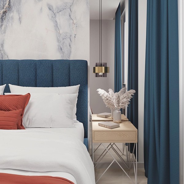 Oryginalny kształt Miękki zagłówek łóżka o oryginalnym kształcie, obity jasną tkaniną, do jasnego pokoju.