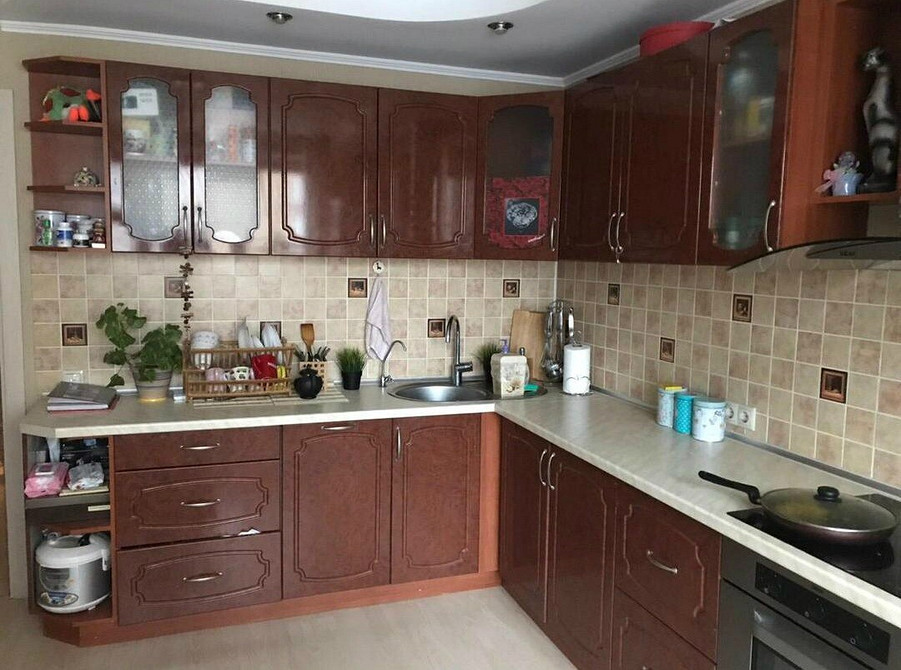 Inspiracje meblarskie Inspirujące pomysły na odnowienie mebli, w tym łóżka i stołu kuchennego.