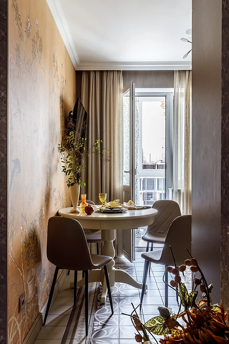 Skandynawski stół Okrągły stół z białym blatem w skandynawskiej jadalni, jasne wnętrze.