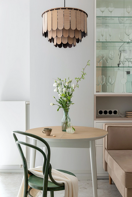 Stół: Elegancja i Styl Elegancki okrągły stół w jadalni, idealny do nowoczesnych i klasycznych wnętrz.