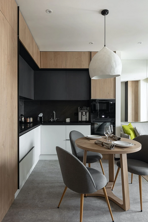 Mały okrągły stół Mała jadalnia z okrągłym stołem i krzesłami. Inspiracje na rok 2026.