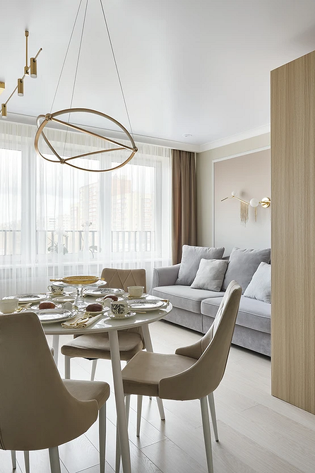 Stół: Natura w salonie Styl skandynawski: Jasny salon z okrągłym stołem i naturalnymi materiałami.