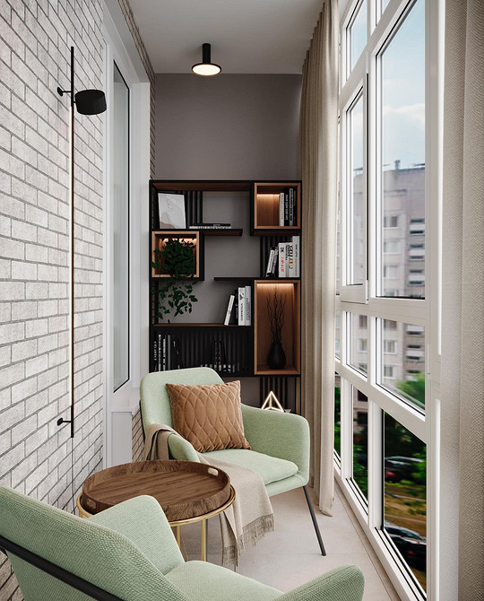 Salon z balkonem i stołem Przytulny balkon widoczny z salonu z okrągłym stołem, styl skandynawski