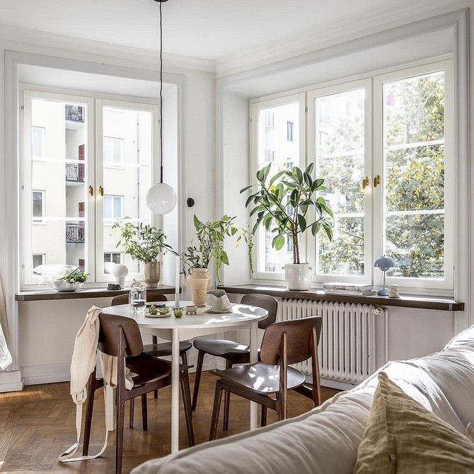 Okrągły stół w salonie Salon z okrągłym stołem w stylu skandynawskim, idealny do małego mieszkania