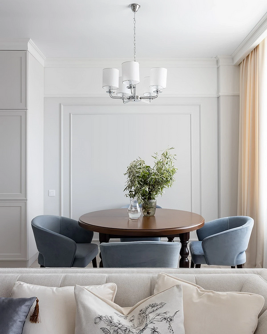 Stół: Światło i styl Stół przy oknie w małym mieszkaniu, aranżacja z okrągłym stołem i lampą.