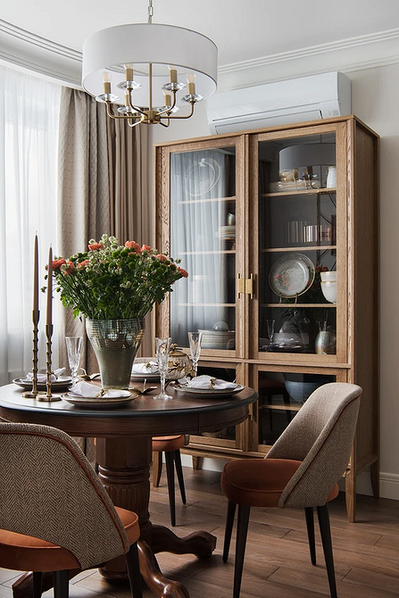 Salon: Elegancja okrągła Elegancki salon z okrągłym stołem na dywanie, aranżacja salonu 2026.