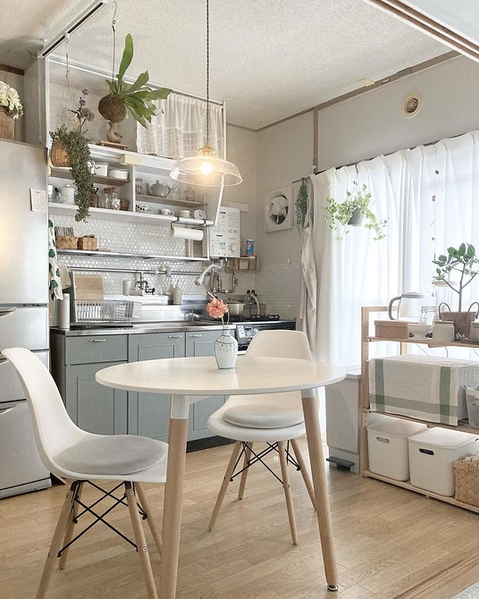 Okrągły stół vintage Okrągły stół w stylu vintage. Inspiracje przy wyborze stołu drewnianego.