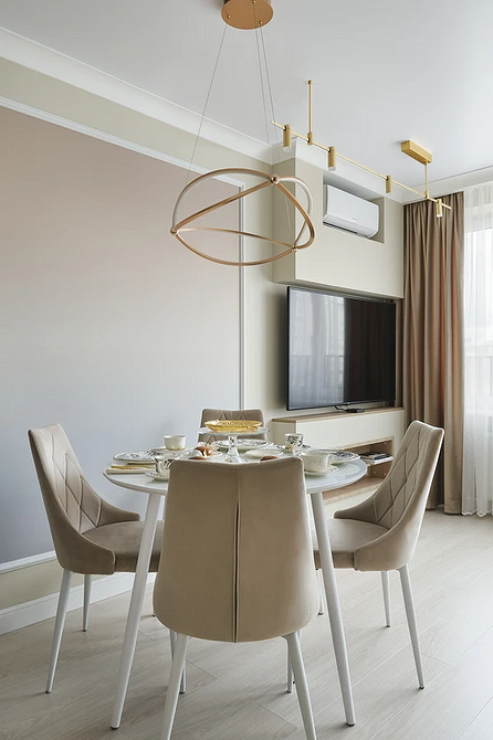 Balkon: Wieczorny klimat Utulny balkon: Mały okrągły stolik na balkonie z lampkami i roślinami.