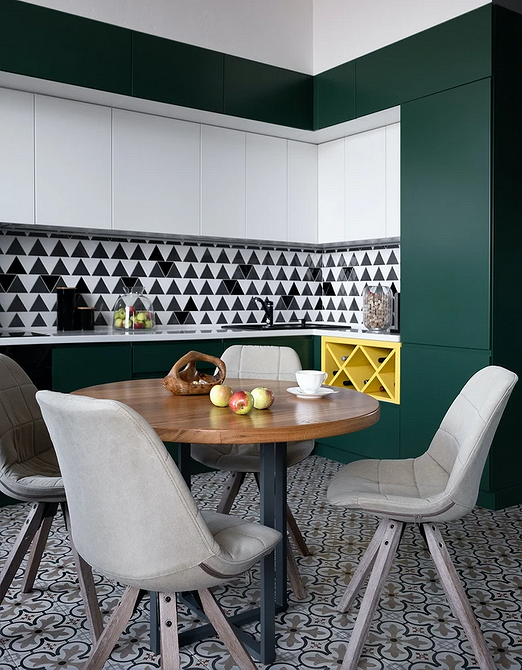 Nowoczesny design stołu Okrągły stół z metalowymi nogami w nowoczesnej jadalni z oknami.