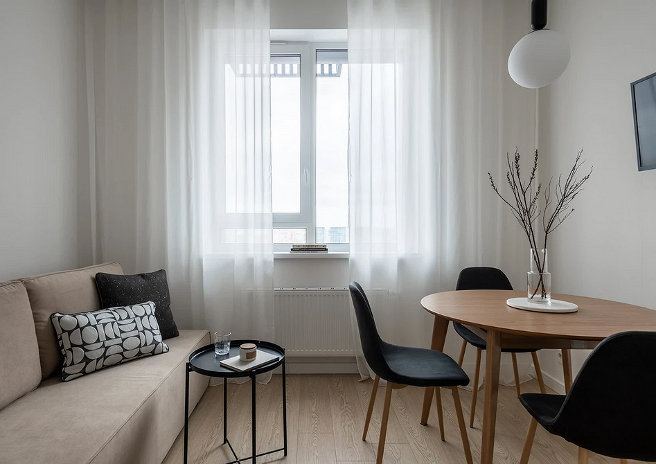 Mała jadalnia: Stół Małe mieszkanie: Okrągły stół w jadalni, białe krzesła i minimalistyczny design.