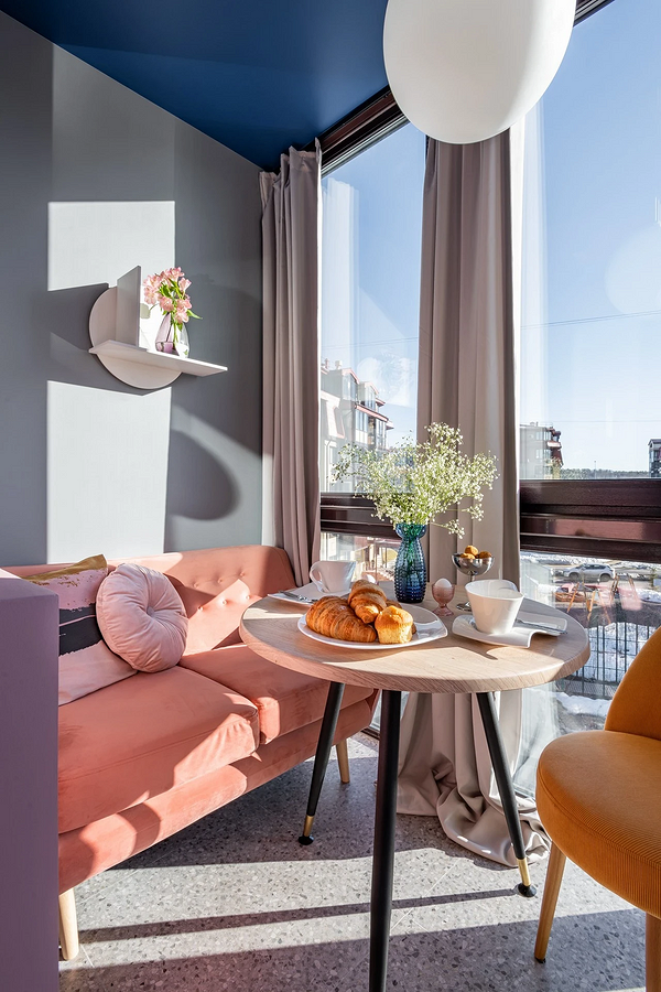 Jasny salon ze stołem Aranżacja salonu 2026 z okrągłym stołem przy oknie, w jasnych barwach