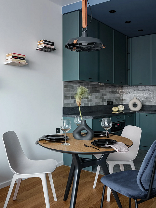 Rodzinne spotkania Jadalnia z okrągłym stołem i krzesłami: aranżacja rodzinnej przestrzeni