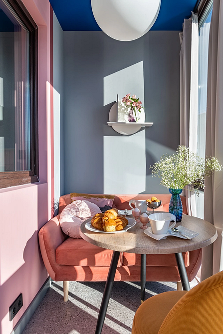 Stół do kawalerki Mały salon z okrągłym stołem - idealne rozwiązanie do kawalerki