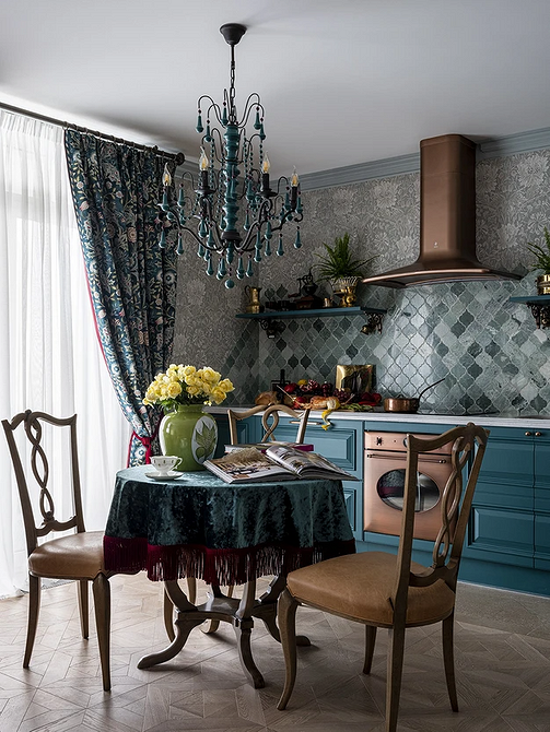 Stół do kawalerki Mały okrągły stół w kawalerce, idealne rozwiązanie do małych przestrzeni.