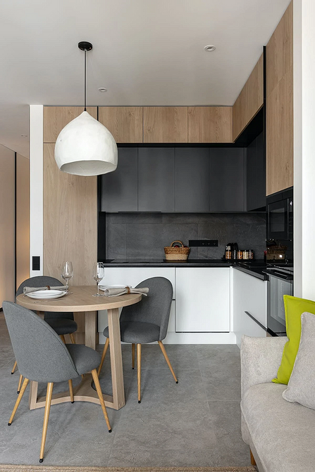 Jasna jadalnia z roślinami Jasna jadalnia z okrągłym stołem i roślinami. Jak wybrać stół idealny?