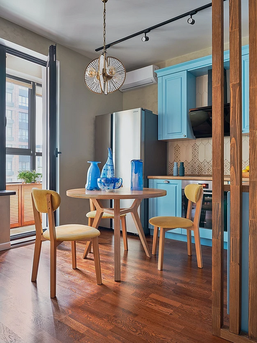 Jasna przestrzeń Jasna jadalnia z okrągłym stołem: aranżacja pełna światła i przestrzeni