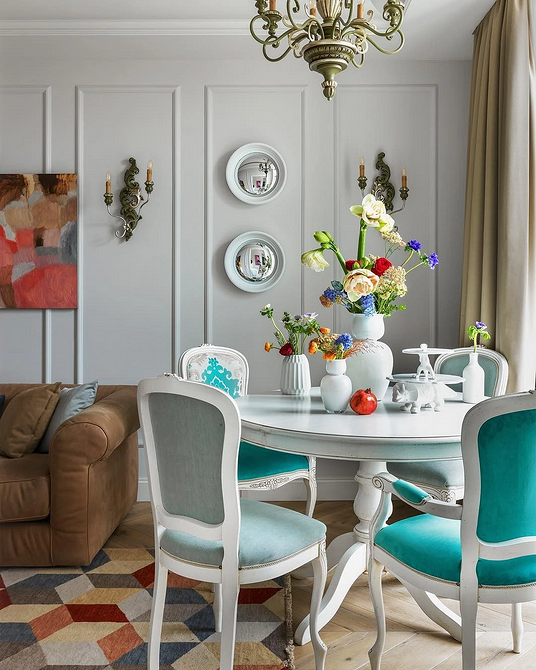 Marmur i luksus Okrągły stół z blatem z marmuru w luksusowej jadalni, ekskluzywny wygląd.