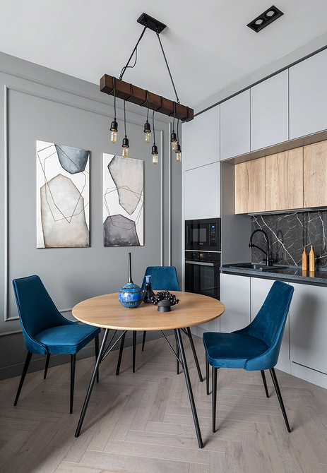 Okrągły stół i lampa Jadalnia z okrągłym stołem i dużą lampą. Aranżacje wnętrz.