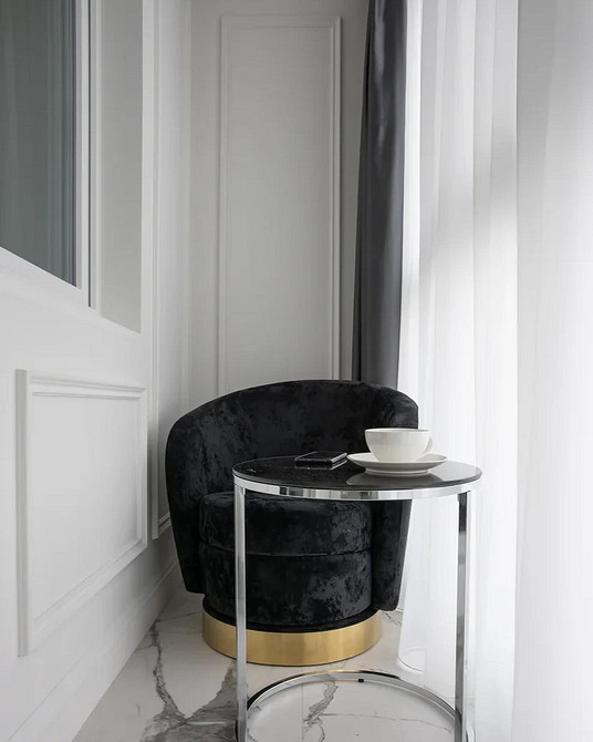 Harmonia w salonie Aranżacja salonu z okrągłym stołem i roślinami, harmonia i funkcjonalność