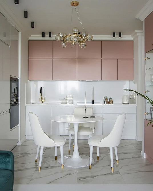 Jadalnia z okrągłym stołem Okrągły stół z krzesłami w jasnym wnętrzu. Poradnik wyboru stołu do jadalni.