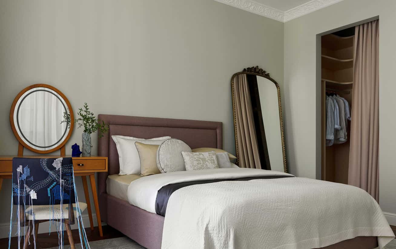 Salon z Duszą Salon z dużym kanapa, журнальним столиком i eleganckimi lampami w stylu nowoczesnej klasyki.