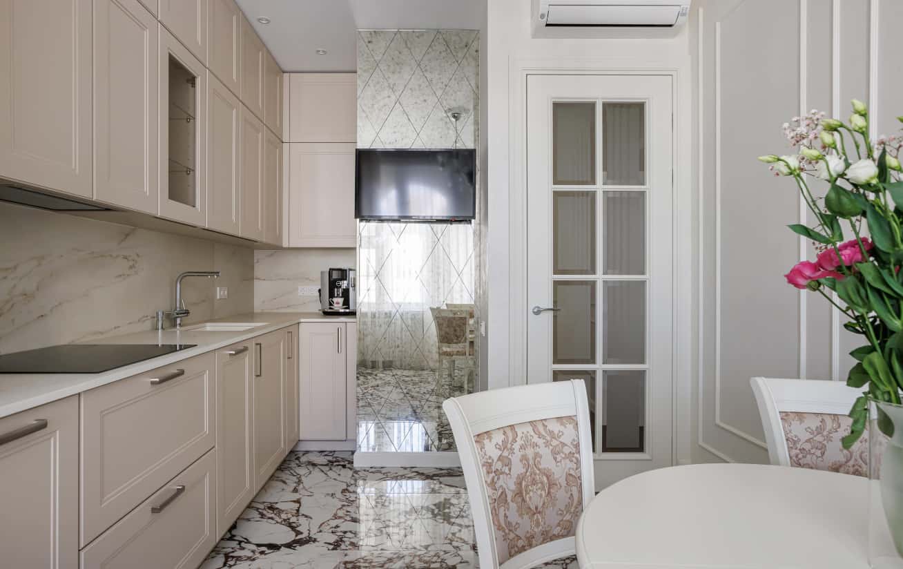 Klasyka w małym mieszkaniu Wnętrze małego mieszkania w Kijowie urządzone w stylu nowoczesnej klasyki.