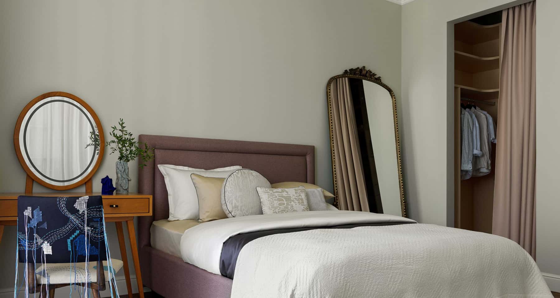 Biała Kuchnia Kuchnia z białymi frontami i drewnianymi elementami, aranżacja w stylu nowoczesnej klasyki.