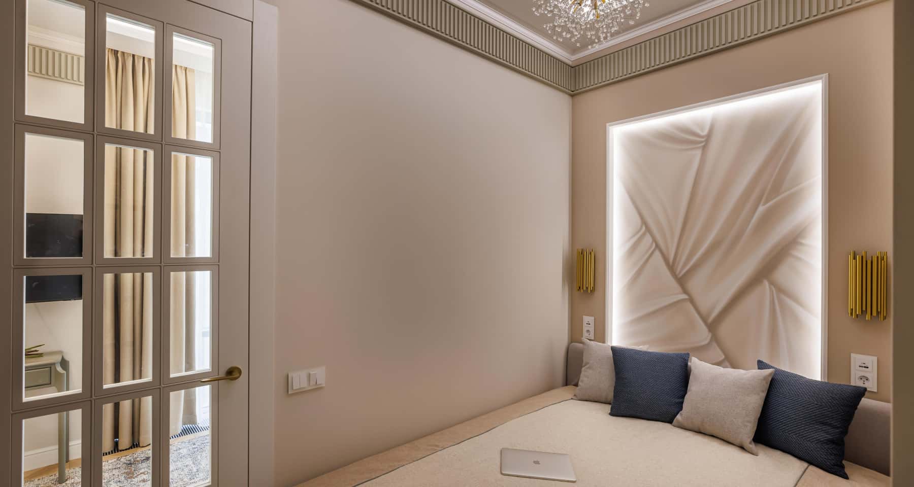 Światło i styl Oświetlenie w nowoczesnym klasycznym wnętrzu mieszkania w Kijowie.