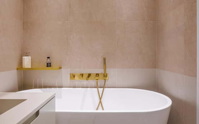 Klasyczna łazienka Stylowa łazienka w kijowskim mieszkaniu, design w nowoczesnym klasycznym stylu.