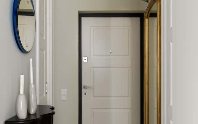 Dekoracyjne Detale Detale dekoracyjne w неокласичному wnętrzu: sztukateria, lustra i eleganckie dodatki.