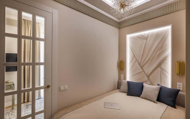 Neoklasyczna kuchnia Kuchnia z salonem w stylu neoklasycznym w Kijowie, strefa jadalna.