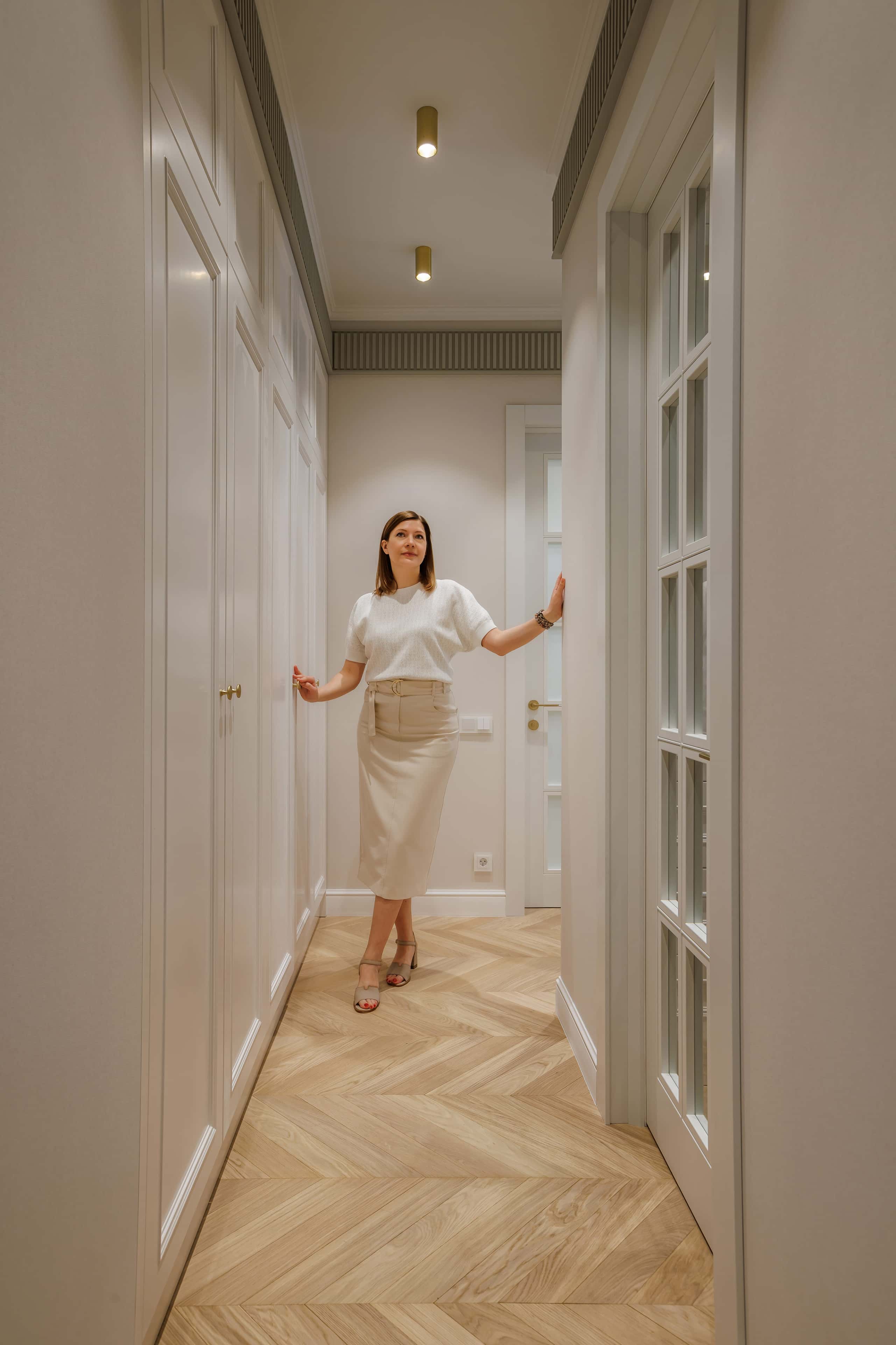 Kuchnia w Kijowie Nowoczesna klasyczna kuchnia z salonem w kijowskim mieszkaniu, aranżacja wnętrz 2026.