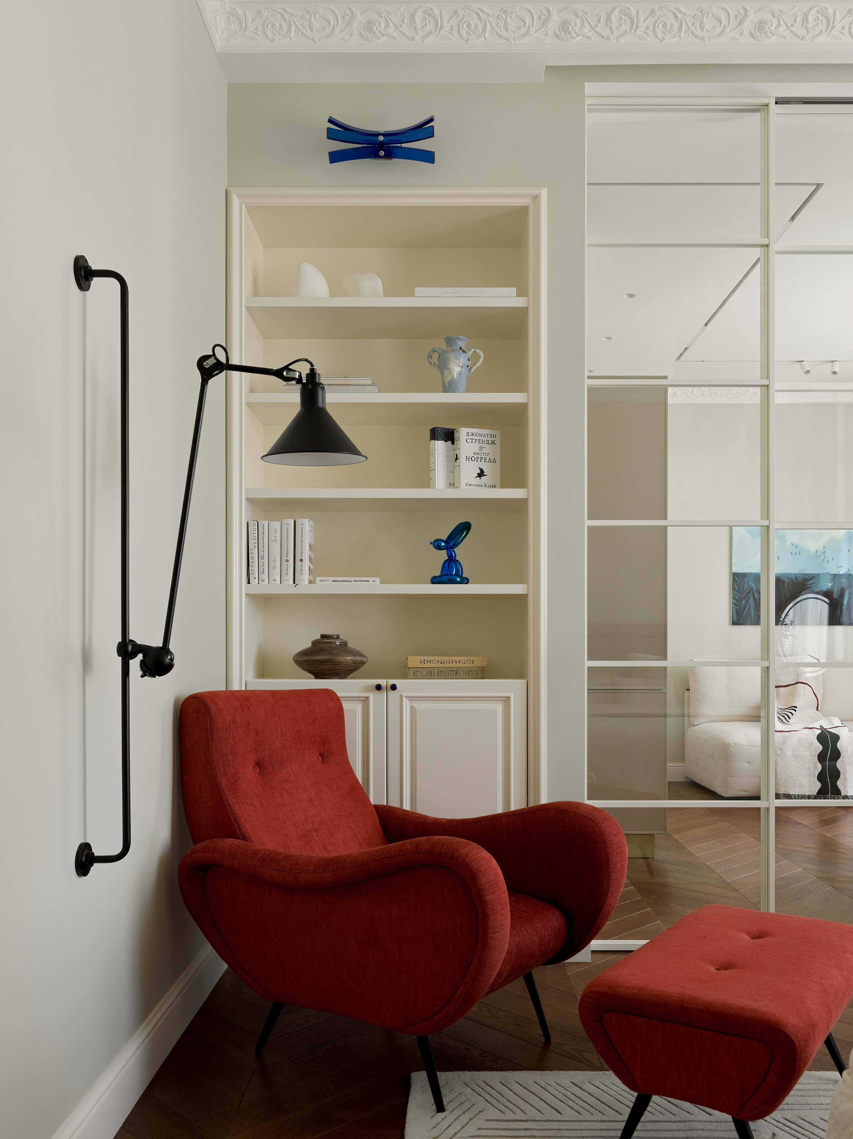 Korytarz z Charakterem Nowoczesny design korytarza w mieszkaniu z lustrem i elementami dekoracyjnymi.