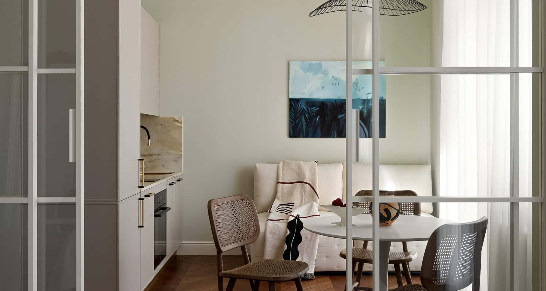 Sypialnia Marzeń Projekt sypialni z dużym łóżkiem i dekoracyjnymi poduszkami w kijowskim mieszkaniu.