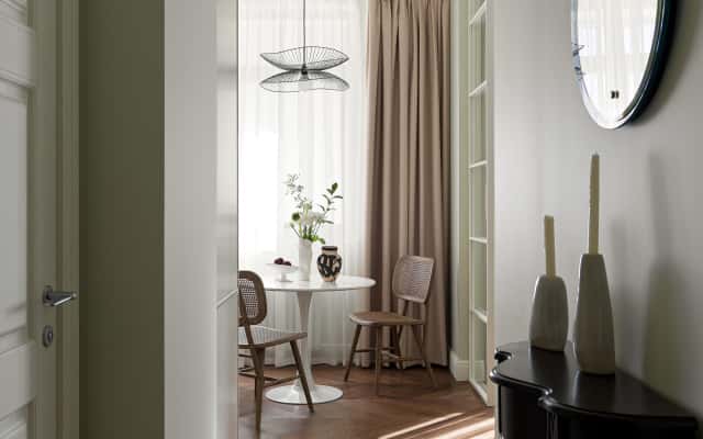 Sypialnia z Klasą Elegancka sypialnia w stylu nowoczesnej klasyki z miękkimi tekstyliami i subtelnym oświetleniem.