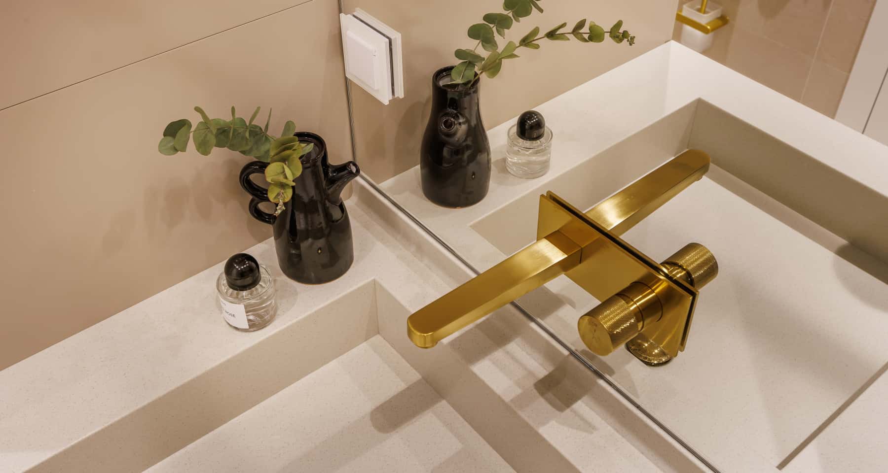 Przedpokój z klasą Nowoczesny przedpokój w kijowskim mieszkaniu z elementami neoklasycznymi.