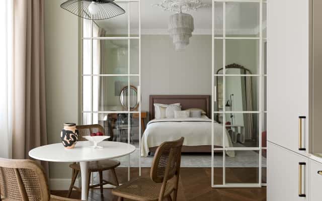 Światło i Styl Oświetlenie w nowoczesnym klasycznym mieszkaniu: żyrandole, kinkiety i punktowe światła.