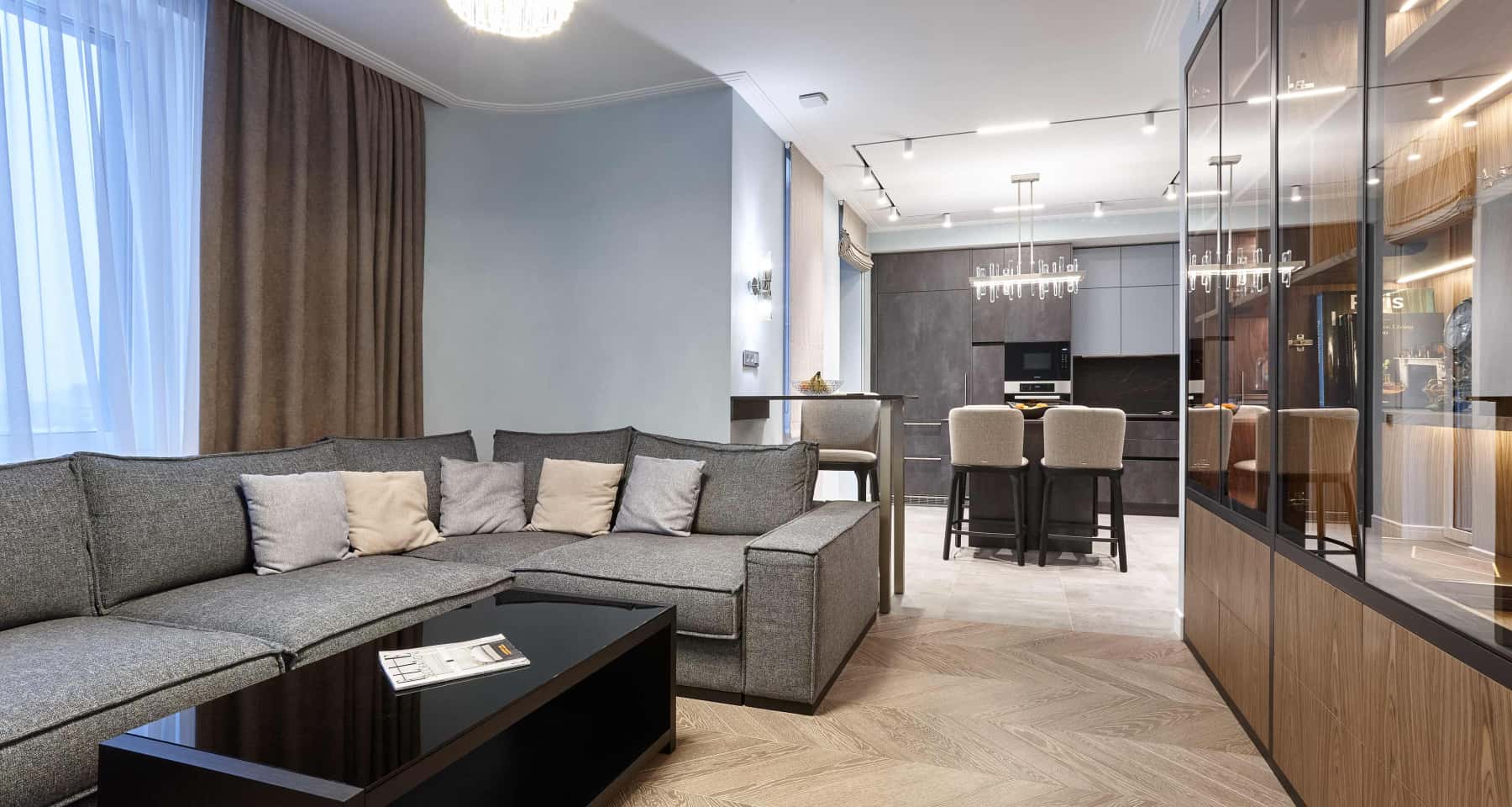 Nowoczesny design z oświetleniem Sypialnia po remoncie z nowoczesnym designem, podkreślającym oświetlenie i dekoracje.