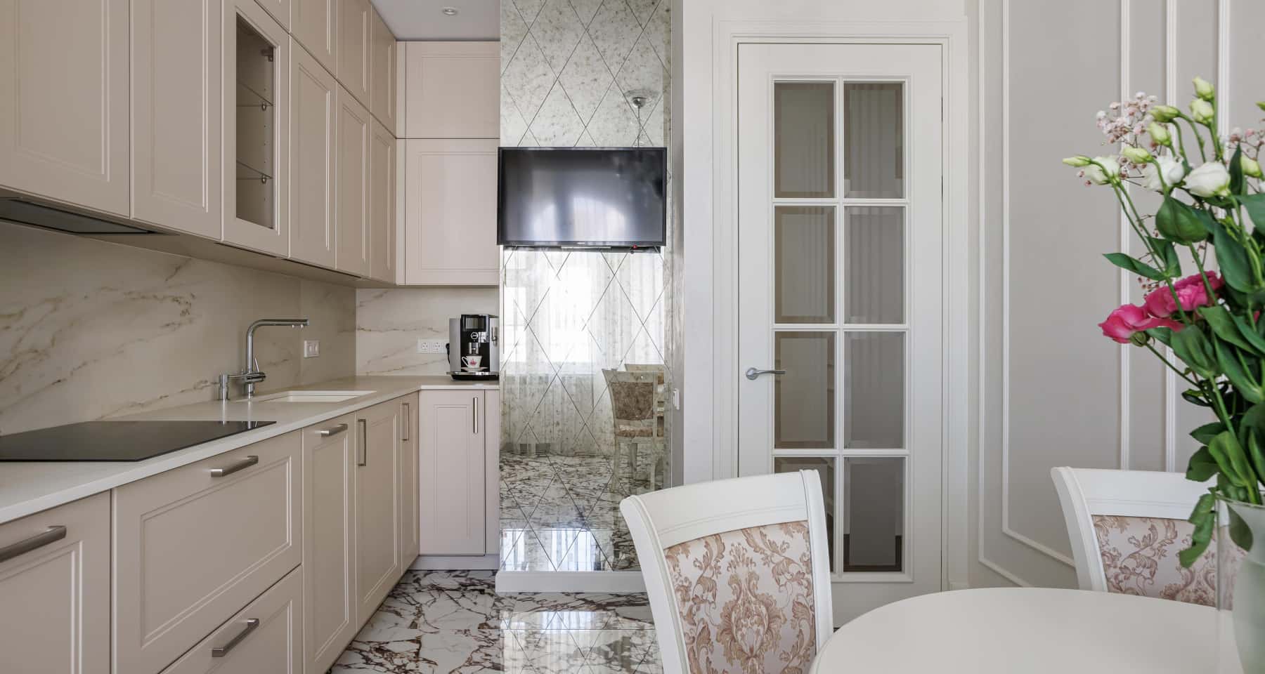 Stylowe wnętrze Kijów Stylowe wnętrze mieszkania w Kijowie inspirujące się stylem paryskim aranżacja wnętrz 2026.