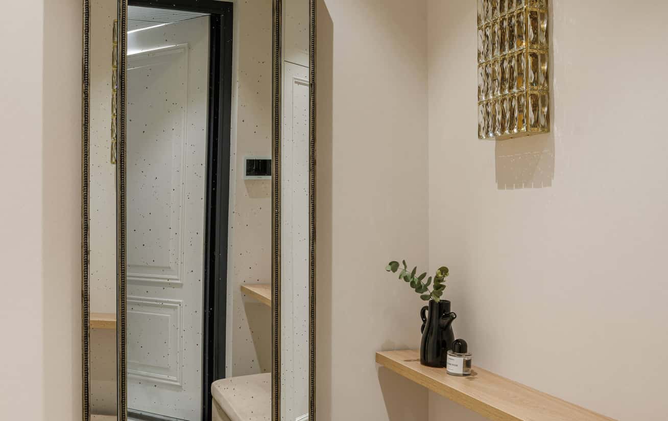 Salon z charakterem Stylowy salon w nowoczesnym klasycznym stylu z sofą i dekoracjami.