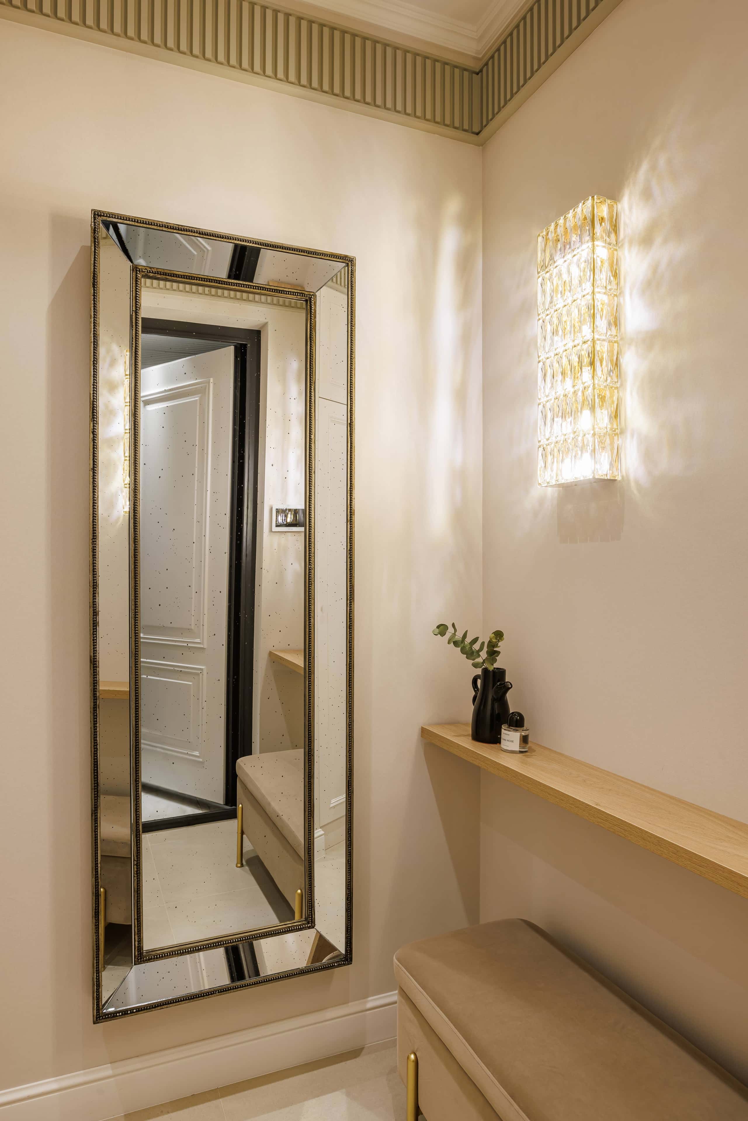 Dekoracje wnętrz Elementy dekoracyjne w mieszkaniu: obrazy i wazony w klasycznym stylu.