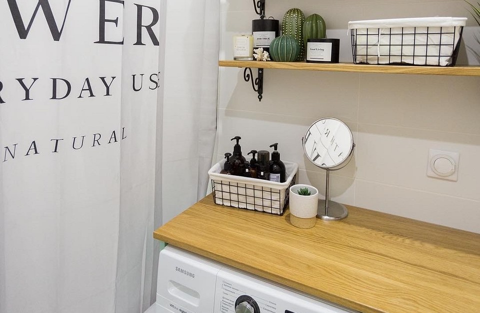 Struktura olejowanego drewna Szczegółowe zbliżenie na blat drewniany zabezpieczony olejem kuchennym.