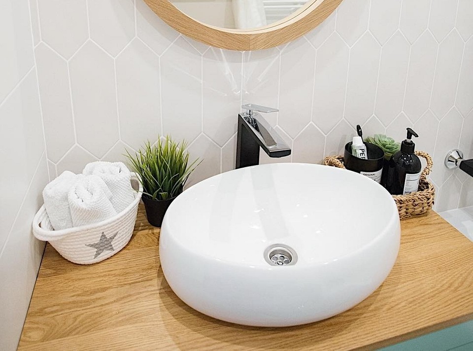 Olej vs. Lakier Porównanie wykończeń: surowy, olejowany i lakierowany blat drewniany. Który wybrać?