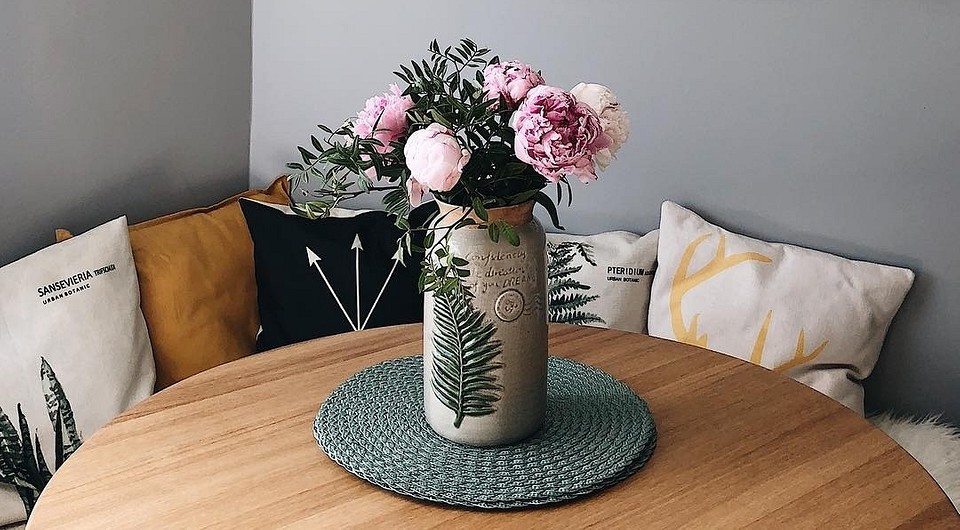 Ochrona olejem: zbliżenie Zbliżenie na blat drewniany zabezpieczony olejem. Idealna ochrona drewna.