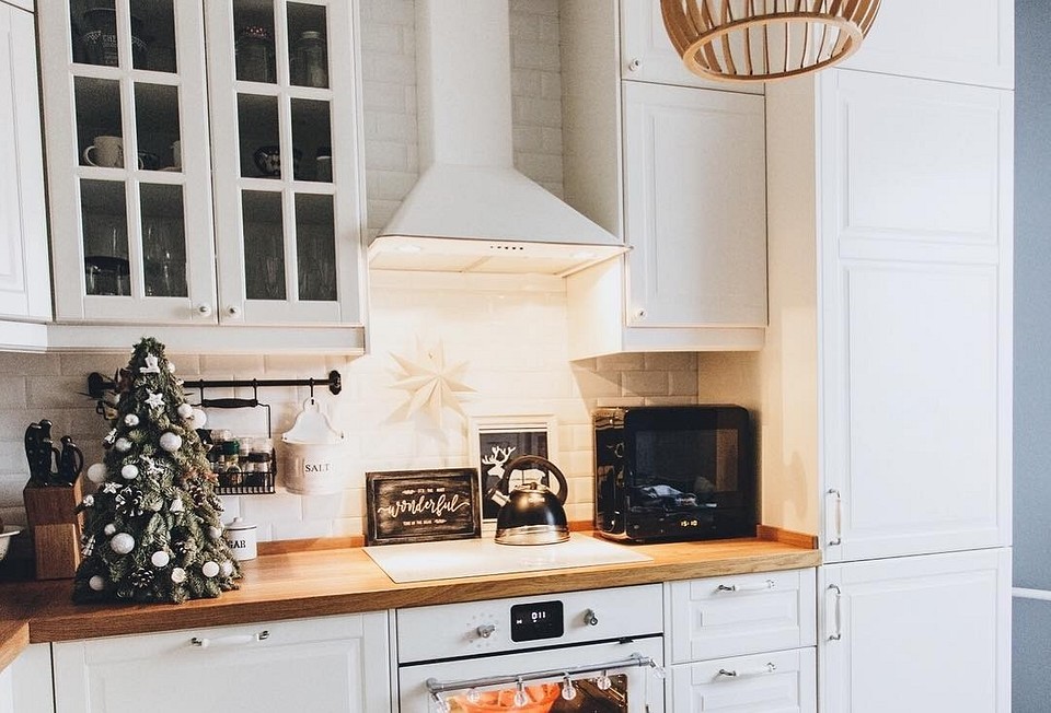 Olejowanie blatu DIY Olejowanie blatu drewnianego. Zabezpieczenie drewnianego blatu kuchennego olejem krok po kroku.