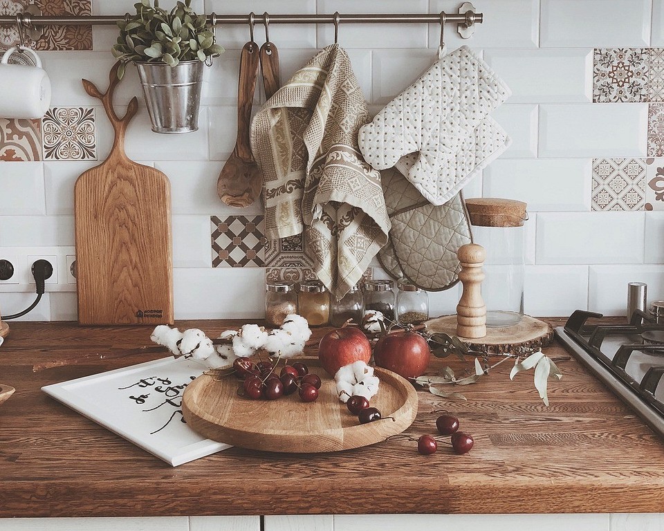 Lakierowany blat: trwałość Nowoczesny blat drewniany w kuchni, pokryty lakierem dla trwałej ochrony.