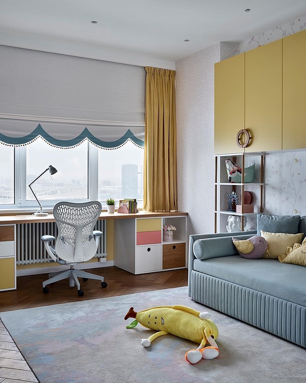 Stół 2w1 Wielofunkcyjny stół-transformer: miejsce pracy i stół jadalny w małym mieszkaniu.