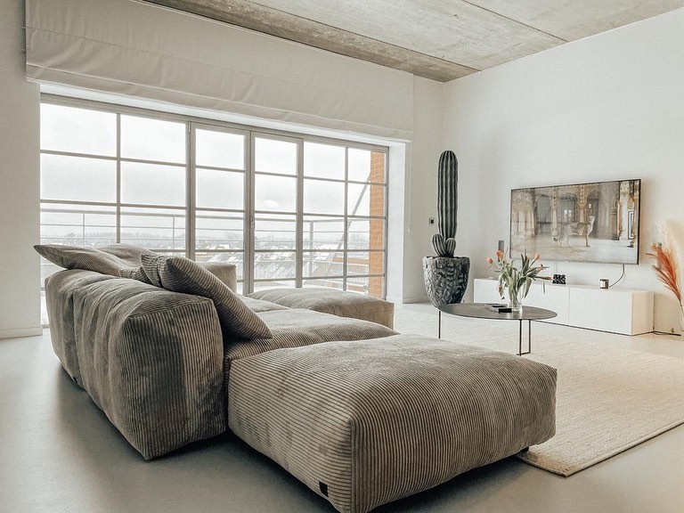 Minimalizm w domu Sofa modułowa w minimalistycznym wnętrzu: prostota i elegancja