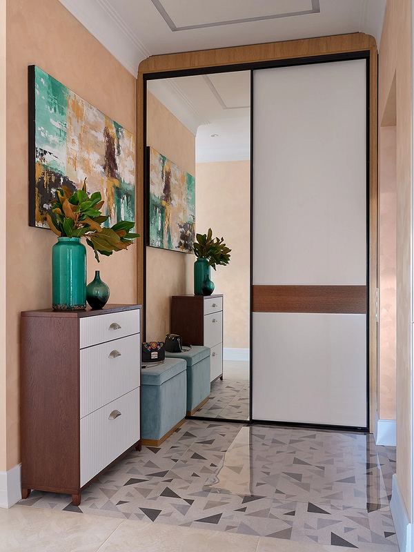 Stylowa Aranżacja Szafy przesuwne pomysły 2026: stylowa aranżacja wnętrza z klasyczną szafą.